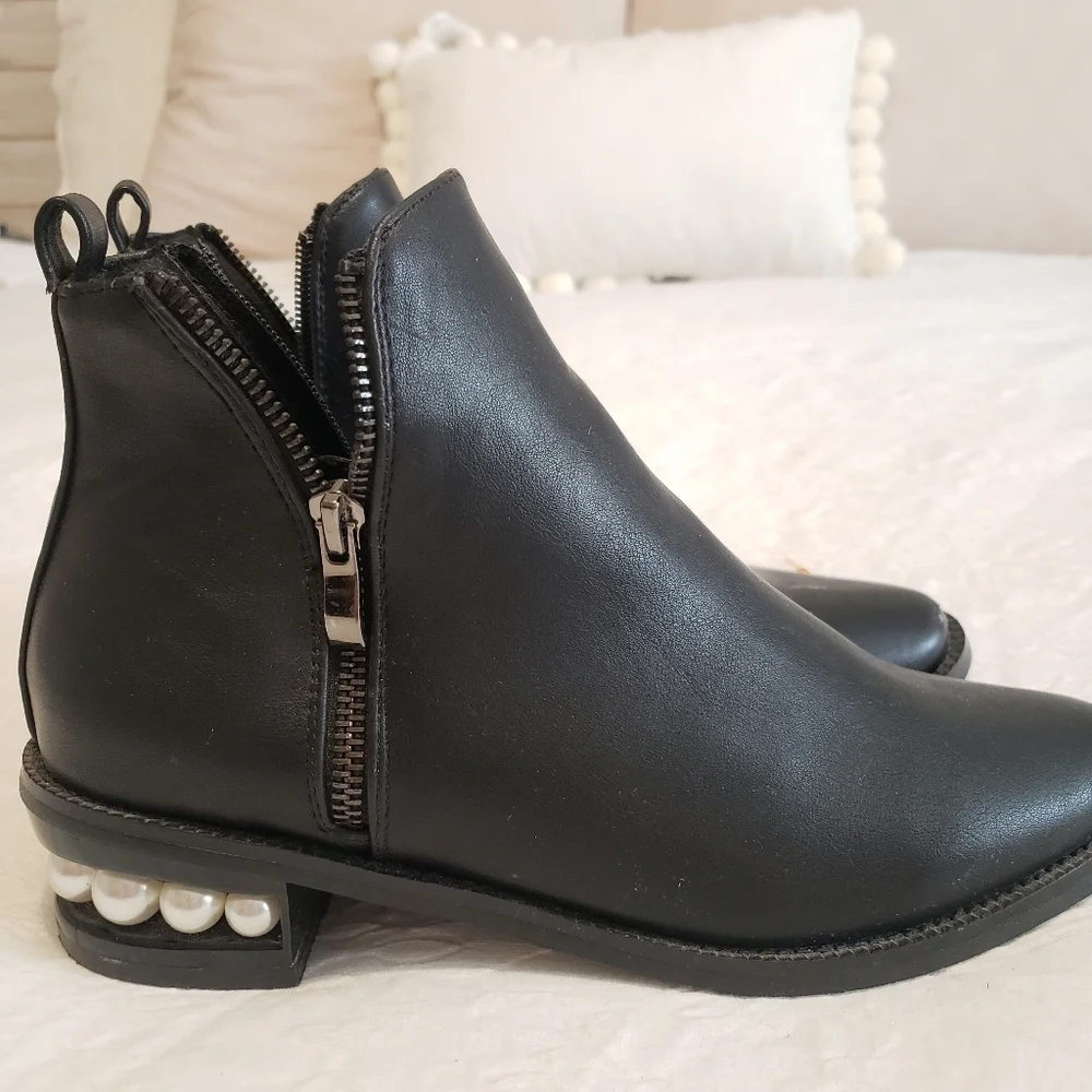 BLACK BOOTIES SIZE 71/2